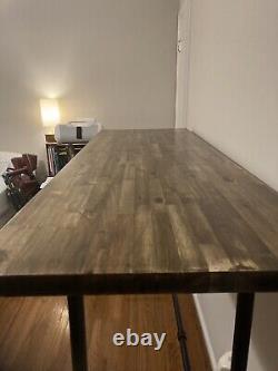 Planche de boucher en acacia pour table haute de bar, dessus en acajou et noir mat.